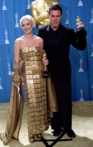 Berita fashion Ingatkah saat Lizzy Gardiner mengejutkan Oscar dengan gaun yang terbuat dari 254 kartu kredit? 