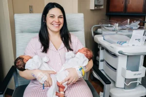 Kabar Bahagia Wanita hamil di kedua rahimnya melahirkan anak kembar