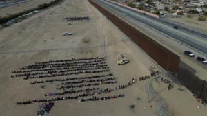 Pendatang Gelap Lebih dari 11.000 migran menunggu di Meksiko utara di tengah lonjakan perbatasan 