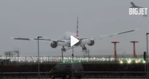 Berita Landasan Pesawat memantul di sepanjang landasan pacu Heathrow saat Badai Gerrit