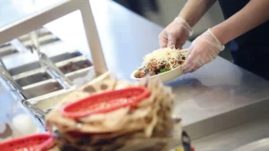 Update Berita Wanita yang melempar semangkuk makanan ke pekerja Chipotle dijatuhi hukuman kerja 2 bulan di pekerjaan makanan cepat saji 