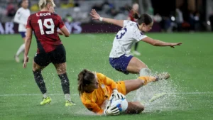 final Piala Emas Lapangan yang tergenang air menimbulkan kontroversi saat tim wanita AS