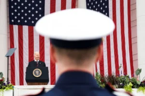 Biden memperingati Hari Peringatan dengan pidato muram di Pemakaman Nasional Arlington 
