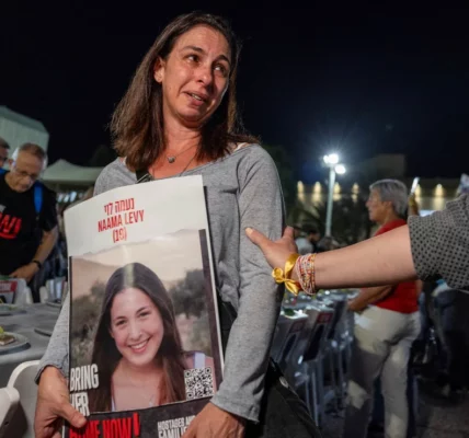 Berita Pertolongan ‘Baginya, waktu hampir habis’: Permohonan putus asa seorang ibu agar putrinya yang berlumuran darah dan babak belur keluar dari tahanan Hamas