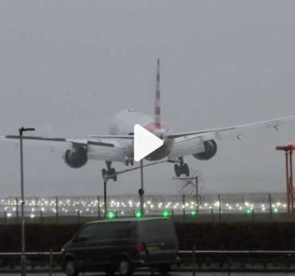 Berita Landasan Pesawat memantul di sepanjang landasan pacu Heathrow saat Badai Gerrit