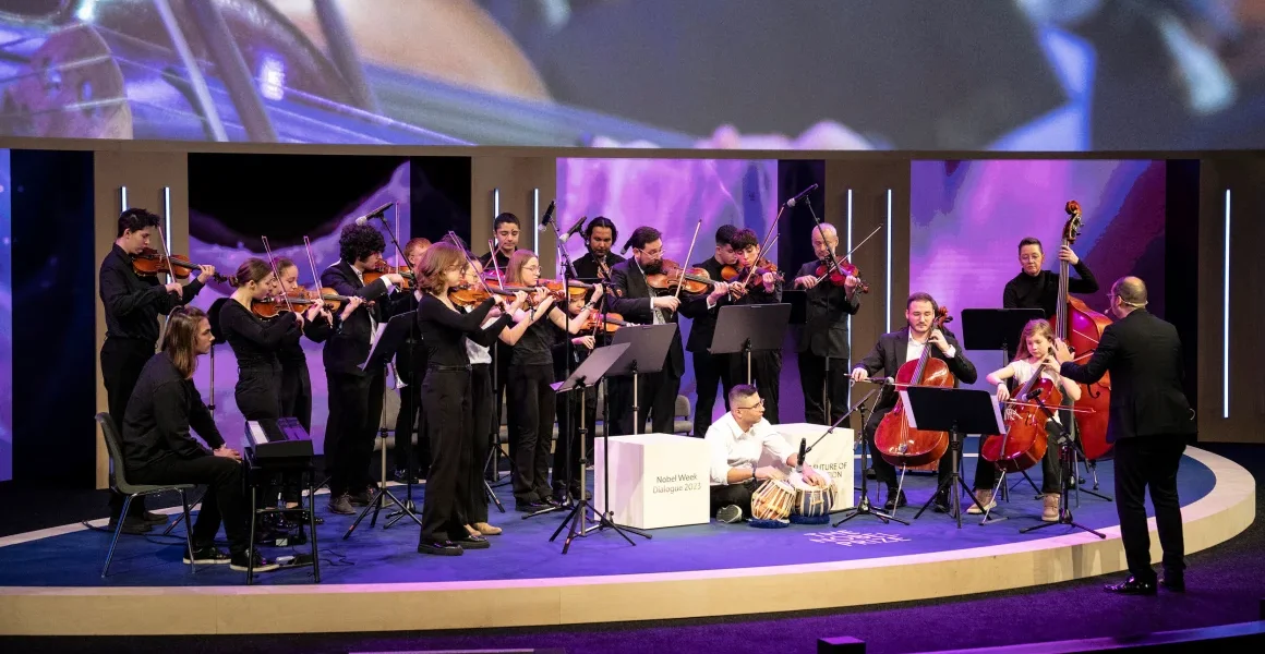 Hal Unik Seorang konduktor mengundang para pengungsi yang belum pernah memainkan alat musik untuk bergabung dengan orkestranya. Itu mengubah hidupnya