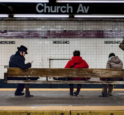 Dunia Seniman : Dia melakukan perjalanan di setiap jalur kereta bawah tanah Kota New York — dan memotret setiap perhentian pertama dan terakhir