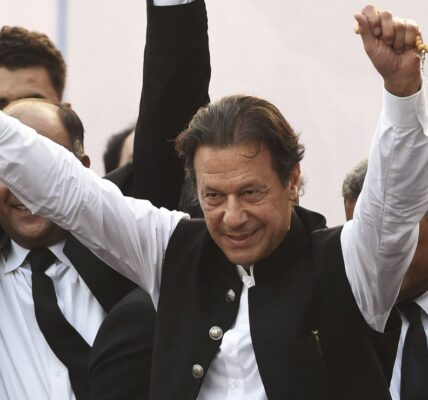 Berita Dunia Pakistan gelisah ketika dinasti-dinasti lama bersaing memperebutkan kekuasaan dan tokoh populis Imran Khan mendekam di penjara