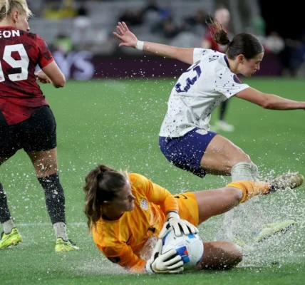 final Piala Emas Lapangan yang tergenang air menimbulkan kontroversi saat tim wanita AS