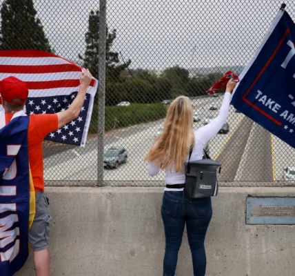 Penggemar Trump membalikkan bendera AS untuk memprotes hukuman mantan presiden