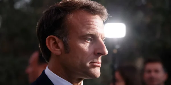 Para pemilih di Perancis akan melakukan pemungutan suara pada putaran pertama