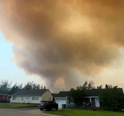 Ribuan orang dievakuasi karena kebakaran hutan yang ‘sangat agresif’ di Kanada bagian timur