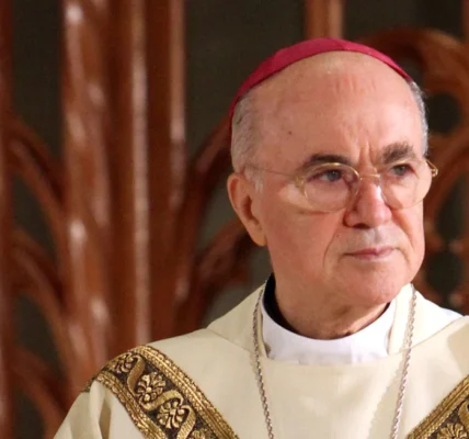 Uskup Agung yang kritis terhadap Paus Fransiskus dikucilkan karena perpecahan