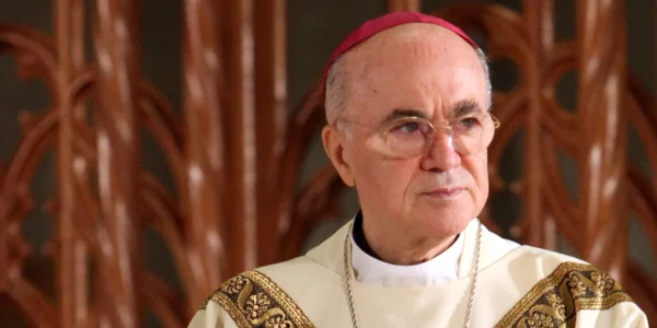 Uskup Agung yang kritis terhadap Paus Fransiskus dikucilkan karena perpecahan