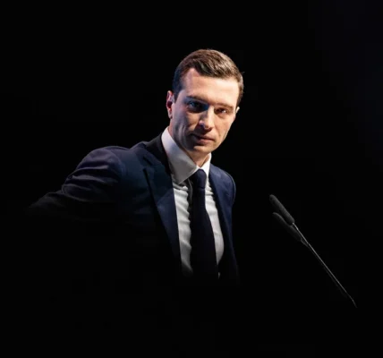 Siapakah pria berusia 28 tahun yang bersaing untuk menjadi PM Prancis