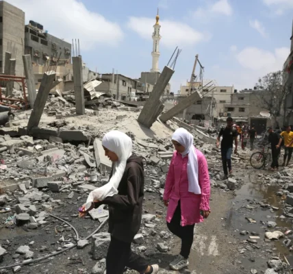 Warga Gaza terkejut saat menemukan sandera Israel di tengah-tengah mereka