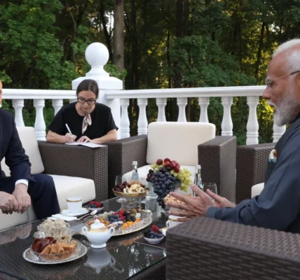 Zelensky mengecam pertemuan Modi dengan Putin pada hari yang sama ketika serangan Rusia