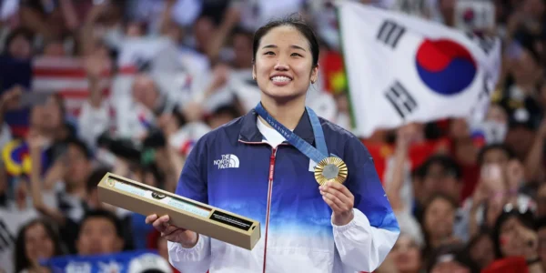 Pemain bulu tangkis Korea Selatan memenangkan medali emas Olimpiade yang bersejarah