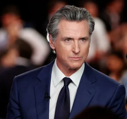 Newsom menandatangani undang-undang untuk mengatur penggunaan media sosial di kalangan anak-anak