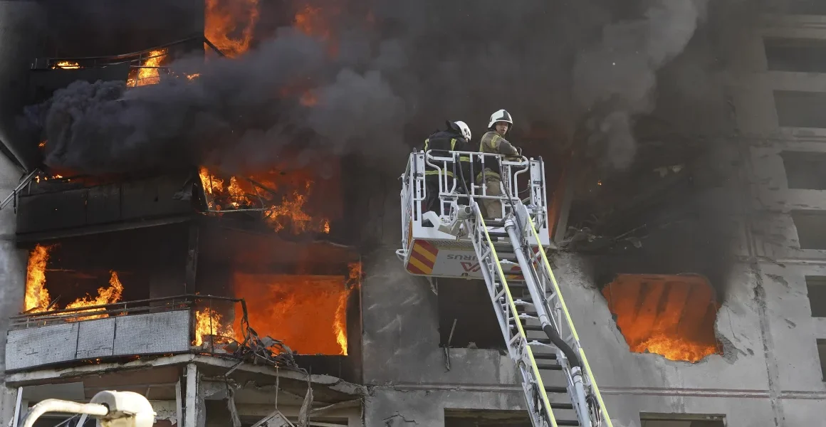 Serangan Rusia menghantam blok apartemen di Kharkiv